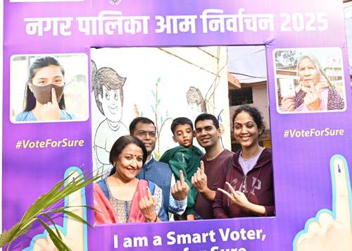 नगरीय निकाय निर्वाचन 2025:राज्य निर्वाचन आयुक्त अजय सिंह ने किया अपने मताधिकार का प्रयोग
