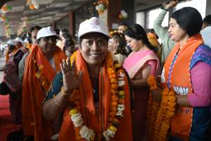 तमिलनाडु से आए स्वयं सहायता समूह, मुद्रा ऋण लाभार्थियों का बनारस स्टेशन पर हुआ भव्य स्वागत