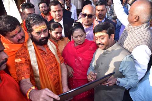 तीर्थराज प्रयागराज में महाराष्ट्र के उपमुख्यमंत्री ने लगाई आस्था की डुबकी