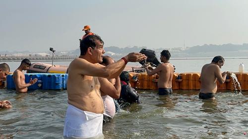 बसंत पंचमी के अमृत स्नान पर उत्तर प्रदेश के मंत्री ए.के.शर्मा ने त्रिवेणी के पवित्र संगम में लगाई आस्था की डुबकी 