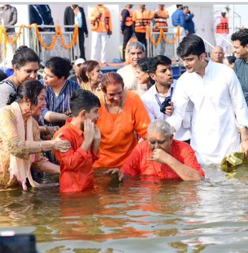 उपराष्ट्रपति ने त्रिवेणी संगम में लगाई आस्था की डुबकी