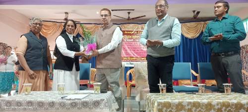 जिलाधिकारी ने एल्बेंडाजोल का टैबलेट खिलाकर राष्ट्रीय कृमि मुक्ति दिवस का किया शुभारंभ
