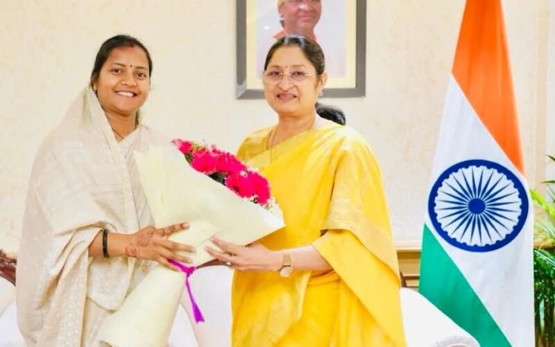 केन्द्रीय महिला एवं बाल विकास मंत्री से मंत्री लक्ष्मी राजवाड़े ने की सौजन्य मुलाकात