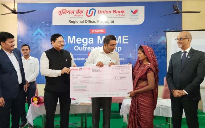 मेगा एमएसएमई आउटरीच कैम्प का जिलाधिकारी ने दीप प्रज्वलित कर किया शुभारंभ