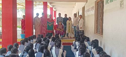 स्वास्थ्य जागरूकता हेतु छात्राओं को दी गयी जानकारी