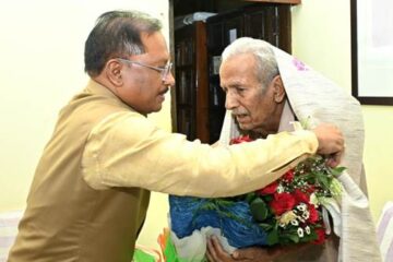 मुख्यमंत्री विष्णुदेव साय ने साहित्यकार विनोद कुमार शुक्ल के निवास पहुंचकर की उनसे मुलाकात