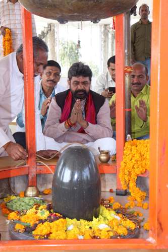 आनंदेश्वर महादेव मंदिर धानापुर के 42वें शिवरात्रि महोत्सव में मंत्री दयाशंकर मिश्र ‘दयालु’ ने की पूजा-अर्चना