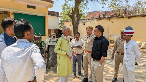 न्यायालय आपके द्वार के अन्तर्गत डीएम ने रास्ते के निर्माण कार्य में आ रही रूकावटों को स्थलीय निरीक्षण कर किया निर्णय