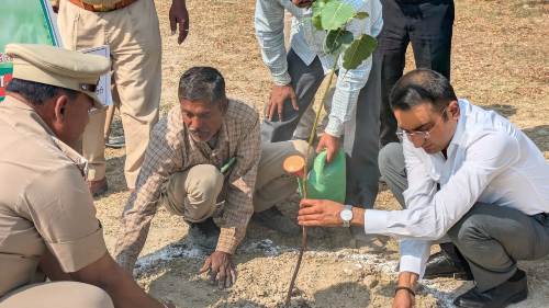 विश्व वानिकी दिवस पर जिलाधिकारी ने कलेक्ट्रेट में वृक्षारोपण कर पर्यावरण संचेतना का दिया संदेश