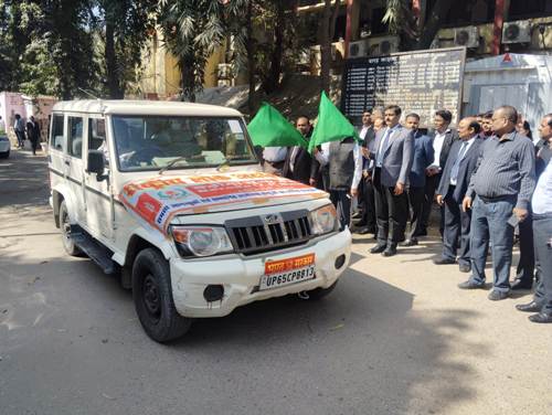 जिला जज वाराणसी ने फ्लैग दिखाकर प्रचार-प्रसार वाहनों को किया रवाना