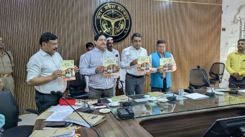 जिलाधिकारी ने निपुण विद्यालयों को सम्मानित कर,पीएम श्री विद्यालयों की मासिक पत्रिका का किया विमोचन