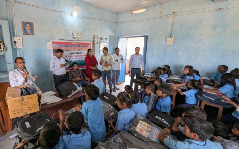 एनटीपीसी बाढ़:अंबेडकर जयंती पर स्कूली छात्र-छात्राओं के बीच शैक्षणिक किट का वितरण