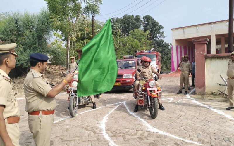 वुडवर्ड पब्लिक स्कूल भदोही व लिटिल फ्लावर स्कूल खमरिया के छात्रों को अग्निशमन उपकरणों के संबंध में किया गया जागरूक