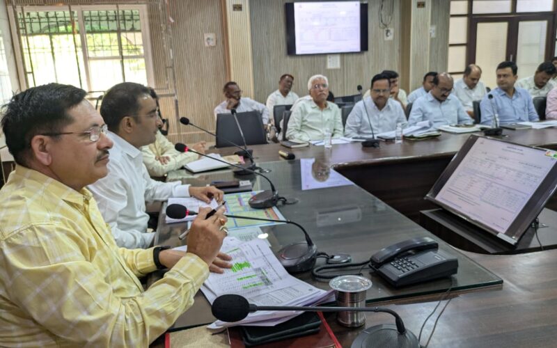 सीएम डैशबोर्ड पर प्रदर्शित प्राप्तांक एवं ग्रेडिंग के आधार पर जिलाधिकारी की अध्यक्षता में सम्पन्न हुई विकास कार्यों की मासिक समीक्षा बैठक
