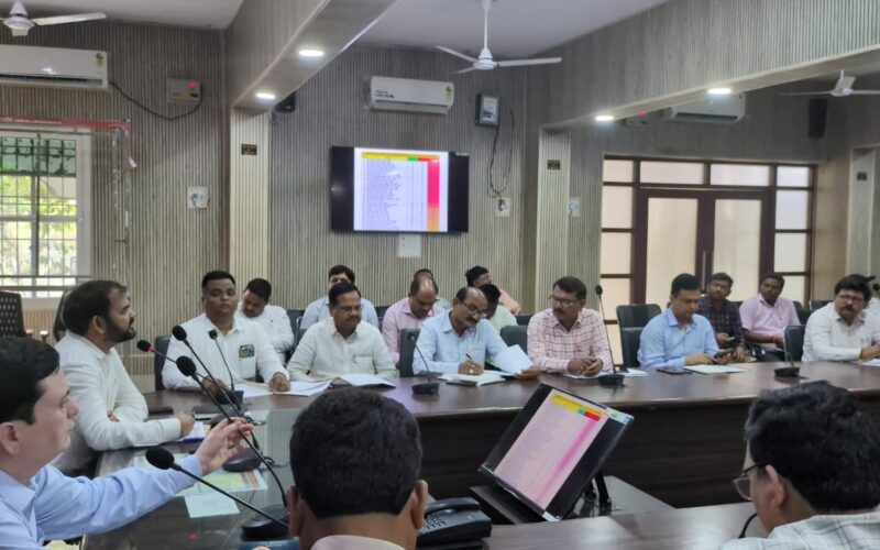 अपर जिलाधिकारी कुंवर वीरेंद्र मौर्य की अध्यक्षता में आई0जी0आर0एस0 की बैठक कलेक्ट्रेट सभागार में सम्पन्न 