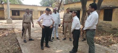 जिलाधिकारी ने डीघ सीएचसी व विकास खण्ड कार्यालय का किया औचक निरीक्षण