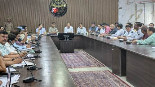 अधिकारीगण संदर्भाे का ससमय एवं गुणवत्तापूर्ण निस्तारण करे सुनिश्चित – जिलाधिकारी