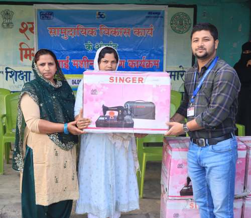 गड़िलौंग पंचायत में सामुदायिक विकास कार्यक्रम के तहत 18 सिलाई मशीनों का वितरण