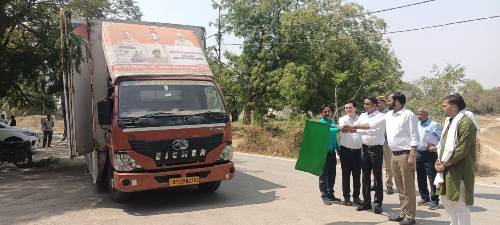 जनकल्याणकारी योजनाओं के प्रचार-प्रसार हेतु डीएम, एडीएम ने सूचना विभाग की एलईडी प्रचार-वैन को हरी झण्डी दिखाकर किया रवाना