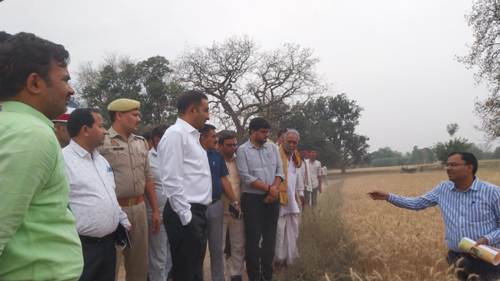 जिलाधिकारी ने परशुरामपुर में क्राप कटिंग कराकर परखी फसल की उत्पादकता, सुनी जन समस्याएं