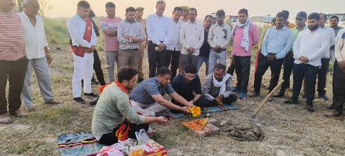 डीएम, सीडीओ ने तालाब की खुदाई कार्य का भूमि पूजन कर शुभारम्भ किया
