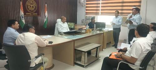 डीएम ने बेसहारा, निराश्रित गौवंश संरक्षण, भूसा दान अभियान व भूसा संग्रहण,पशुओं को पेयजल, हीट बेब से बचाव हेतु बैठक में दिये निर्देश