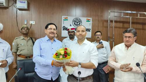 डीएम ने विकास भवन कार्यालयों का भ्रमण कर अधिकारियों से ली सम्बन्धित योजनाओं की जानकारी