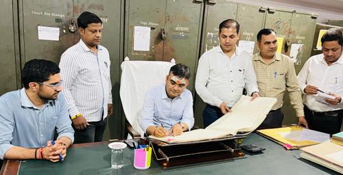 नवागत जिलाधिकारी ने जिला कोषागार कार्यालय पहुँचकर कार्यभार ग्रहण किया