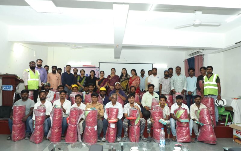 एनटीपीसी कुडगी की मिताली महिला समिति ने 90 पुरुष कर्मचारियों को फोल्डेबल गद्दे वितरित किए