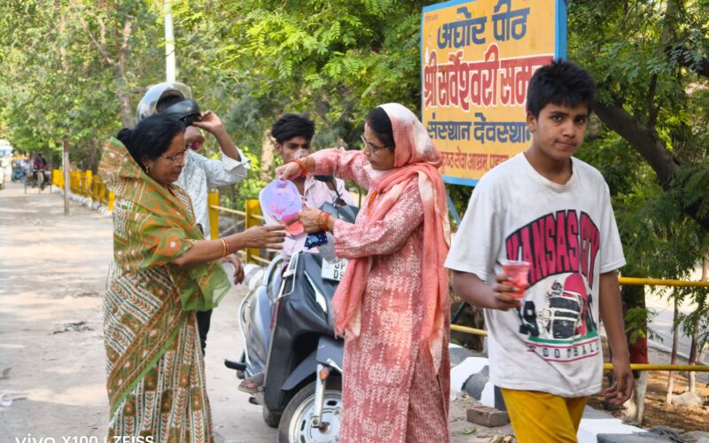 सर्वेश्वरी समूह पड़ाव महिला संगठन की कार्यकत्रियों ने तपती धूप में राहगीरों को सर्वत,पानी पिला कर सेवा परमोधर्म को चरितार्थ किया