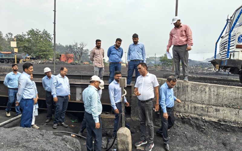मुख्य सतर्कता अधिकारी ने हजारीबाग क्षेत्र में आरएफआईडी आधारित बूम बैरियर प्रणाली का किया निरीक्षण