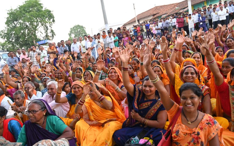 झुरानदी में बिना पूर्व सूचना पहुंचे मुख्यमंत्री,चौपाल लगाकर सुनीं ग्रामीणों की समस्याएं