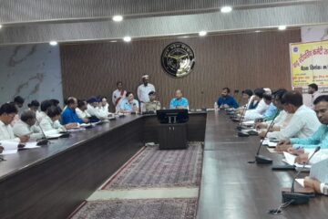 बाढ़ स्टीयरिंग कमेटी एवं ड्रेनों के पुनर्स्थापना/ सिल्ट सफाई के कार्यों विषयक डीएम ने की बैठक