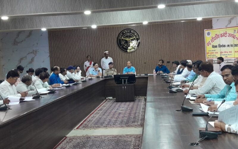 बाढ़ स्टीयरिंग कमेटी एवं ड्रेनों के पुनर्स्थापना/ सिल्ट सफाई के कार्यों विषयक डीएम ने की बैठक