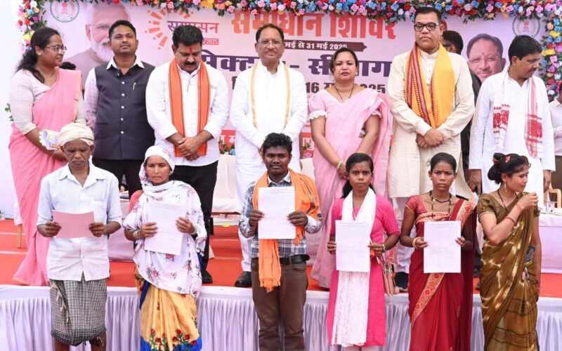 मुख्यमंत्री विष्णु देव साय मोहला-मानपुर-अंबागढ़ चौकी जिले के मानपुर ब्लॉक में सीतागांव समाधान शिविर में हुए शामिल