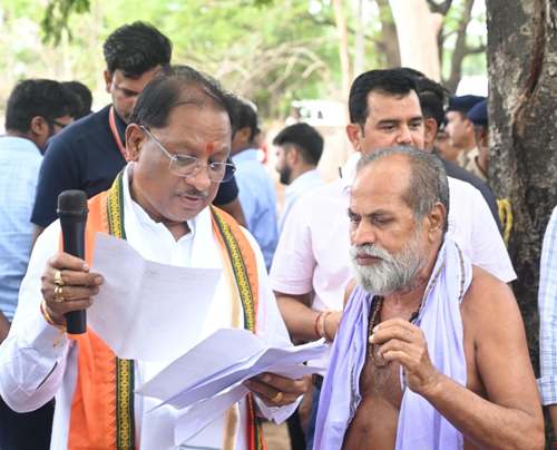 गुलमोहर के नीचे लगी मुख्यमंत्री की चौपाल: सारंगढ़-बिलाइगढ़ जिले के ग्राम कनकबीरा में उतरा मुख्यमंत्री का उड़नखटोला
