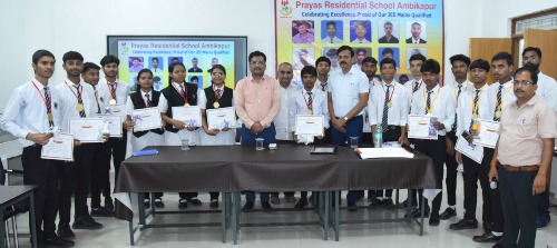 प्रमुख सचिव सोनमणि बोरा ने अम्बिकापुर प्रयास विद्यालय के प्रवीण्य सूची में शामिल छात्र-छात्राओं को दी बधाई