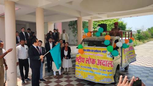 जनपद न्यायाधीश ने 10 मई को आयोजित होने वाले राष्ट्रीय लोक अदालत के प्रचार वाहन को हरी झंडी दिखाकर किया रवाना