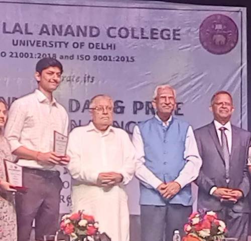 आर्यन ने दिल्ली में बढ़ाया काशी का मान, टॉपर बन हुआ सम्मानित
