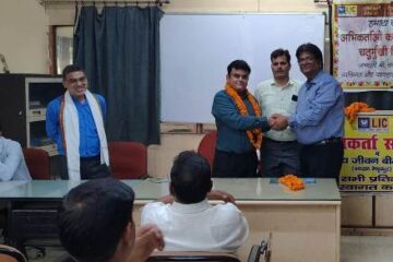 रेणुकूट एलआईसी शाखा में शाखा प्रबंधक प्रभात श्रीवास्तव को दी गई भावभीनी विदाई