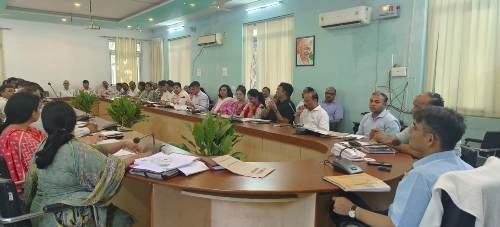 राजस्व वादों का निस्तारण प्राथमिकता पर सुनिश्चित करें- जिलाधिकारी 