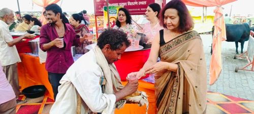इफको महिला चेतना क्लब द्वारा निःशुल्क भोजन प्रसाद व शीतल पेय जल का वितरण 