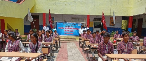 सीसीएल अरगडा क्षेत्र ने CSR के तहत स्कूलों को सौंपे पंखे और ड्यूल डेस्क