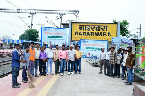 एनटीपीसी गाडरवारा द्वारा गाडरवारा रेलवे स्टेशन पर स्वच्छता पखवारा के तहत सफाई अभियान