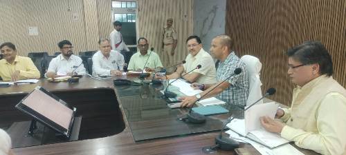 डॉक्टर व स्वास्थ्य कर्मी चिकित्सालय में निर्धारित समयावधि तक रहकर पूर्ण मनोयोग से मरीजों की करें सेवा – डीएम