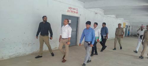 जिला निर्वाचन अधिकारी ने ई0वी0एम0 व वीवीपैट स्ट्रांग रूम का किया मासिक निरीक्षण