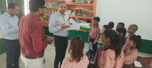 केशवपुर के प्राथमिक विद्यालय व आगनबाड़ी में पहुॅचे जिलाधिकारी, छात्रों से किया आत्मीय संवाद