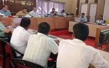 निर्धारित लक्ष्य को समय सीमा के अन्दर शत-प्रतिशत कराया जाये पूर्ण – जिलाधिकारी