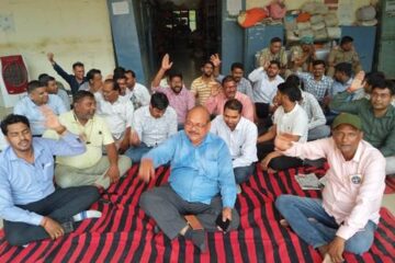 जूनियर इंजीनियर संगठन ने धरना प्रदर्शन कर जताया विरोध