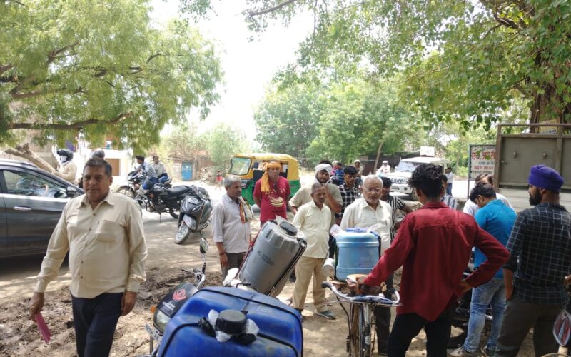 एसिटिक एसिड व कलर विक्रय प्रतिष्ठान पर जांच टीम ने 78 लीटर एसिटिक एसिड को किया सीज,नमूना संग्रहित कर जाँच हेतु भेजा गया प्रयोगशाला